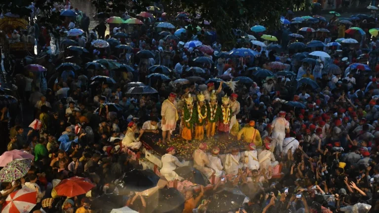 वाराणसी: भारी वर्षा के बीच नाटी इमली के भरत मिलाप में जुटे हजारों श्रद्धालु, आस्था का अद्भुत दृश्य