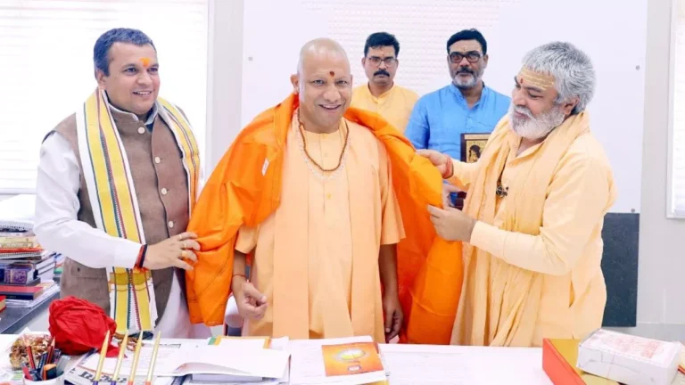 काशी अन्नपूर्णा आश्रम में मुख्यमंत्री योगी आदित्यनाथ ने वितरित किए सिलाई-कढ़ाई व कंप्यूटर प्रशिक्षण प्रमाण पत्र, महिलाओं और बच्चों को किया स्वावलंबी बनाने का आह्वान