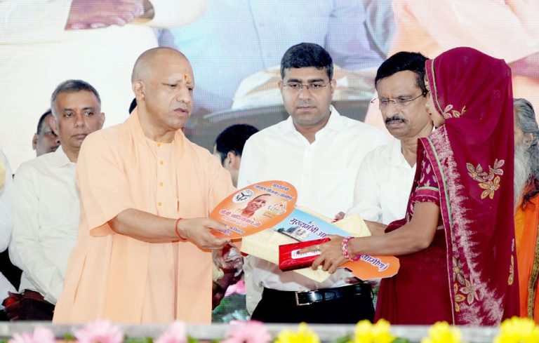 गोरखपुर में सीएम योगी ने वनटांगिया समुदाय संग मनाई दीपावली, कहा – हर घर तक पहुंचे मिठास