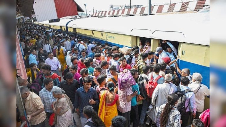 दीवाली पर ट्रेनों और बसों में लोगों की मुश्किलें, किराए और भीड़ ने बढ़ाई परेशानी