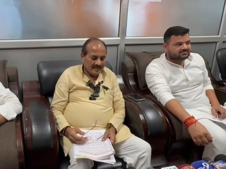 प्रभारी मंत्री दारा सिंह चौहान अपने एकदिवसीय दौरे पर देर शाम गोंडा पहुंचे