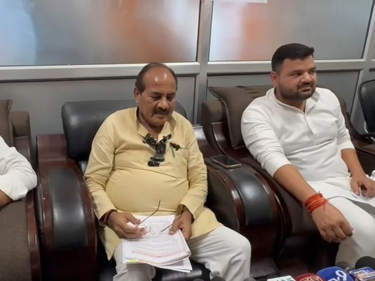 प्रभारी मंत्री दारा सिंह चौहान अपने एकदिवसीय दौरे पर देर शाम गोंडा पहुंचे