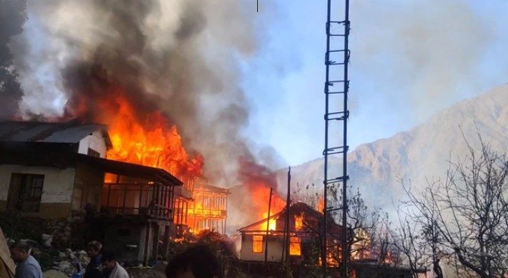 हिमाचल प्रदेश के कुल्लू में आग का कहर : 16 घर राख, 4 गोशालाएं राख; गांव झनियार में मची तबाही
