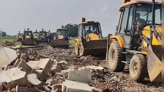 जेवर एयरपोर्ट के पास अवैध निर्माण पर प्रशासन का सख़्त एक्शन