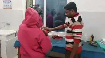 दो महीने के बच्चे को गोद में लेकर अंगीठी के पास बैठी थी महिला, तभी आग