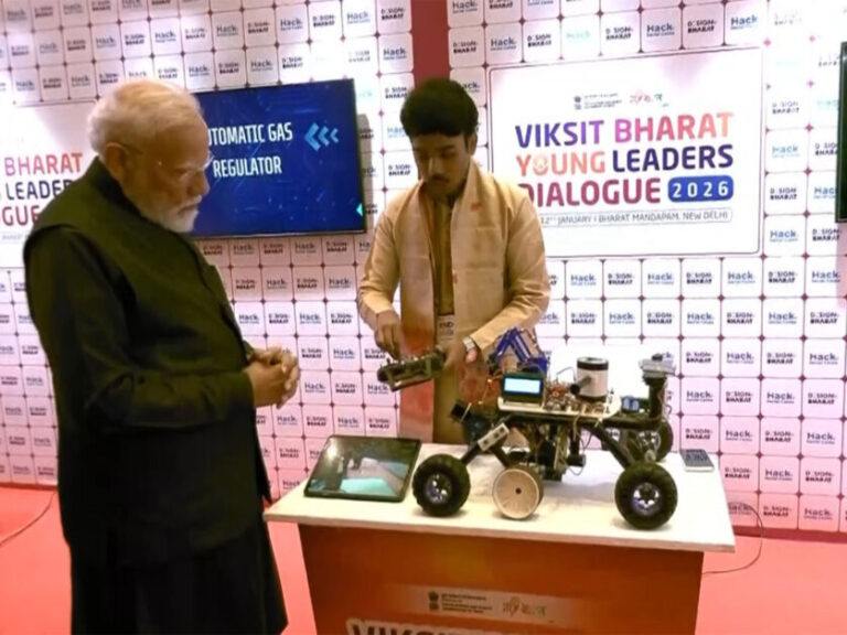 Viksit Bharat Young Leaders Dialogue 2026: पीएम मोदी पहुंचे भारत मंडपम, युवाओं के विचारों और नवाचारों को देखा