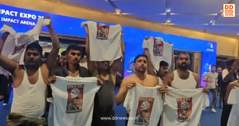 इंडिया AI एक्सपो में घुसे युवा कांग्रेस कार्यकर्ता, शर्ट उतारकर किया प्रदर्शन; BJP बोली- ‘यह एंटी-नेशनल कांग्रेस है’