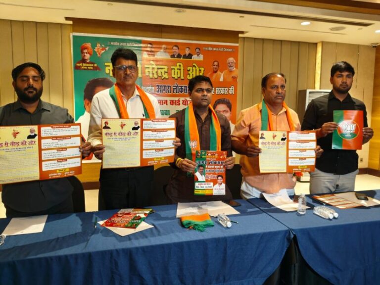 आगरा में योजना प्रचार रथ का शुभारंभ, 20 हजार लाभार्थियों तक योजनाएं पहुंचाने का लक्ष्य