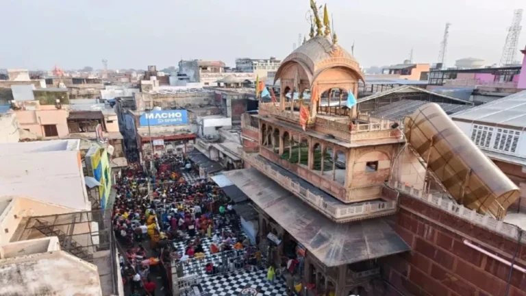 Banke Bihari Temple : राम मंदिर मामले के बाद बांके बिहारी मंदिर में बड़ा फैसला, दान पेटिकाओं के पास लगे QR कोड
