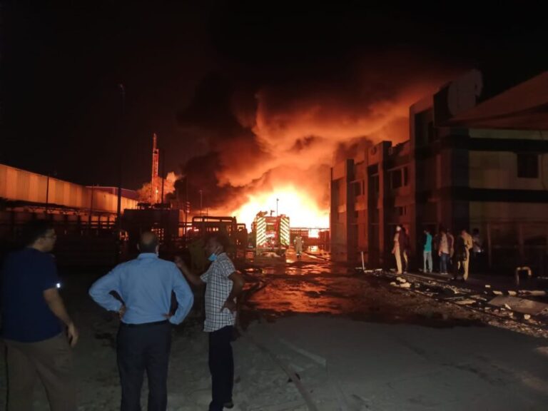 CNG Pump Fire : वाराणसी में CNG पंप में भीषण आग लगी: गैस भरवाते समय भड़की चिंगारी