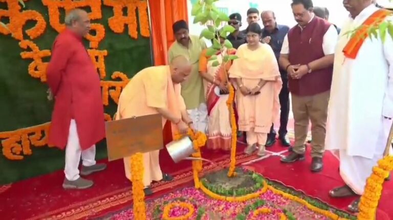 Plantation Drive 2026 : गोरखपुर से मुख्यमंत्री योगी ने किया ‘प्रदेशव्यापी पौधरोपण महायज्ञ-2026’ का शुभारंभ