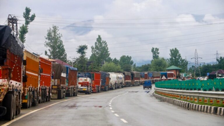 Jammu Srinagar National Highway closed : उधमपुर में भारी भूस्खलन से NH-44 ठप्प, यात्रियों को मिली चेतावनी