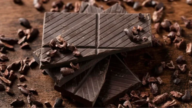 Dark Chocolate Benefits: रोज 1-2 पीस डार्क चॉकलेट खाने से दिल, दिमाग और त्वचा को मिलेंगे ये गजब के फायदे