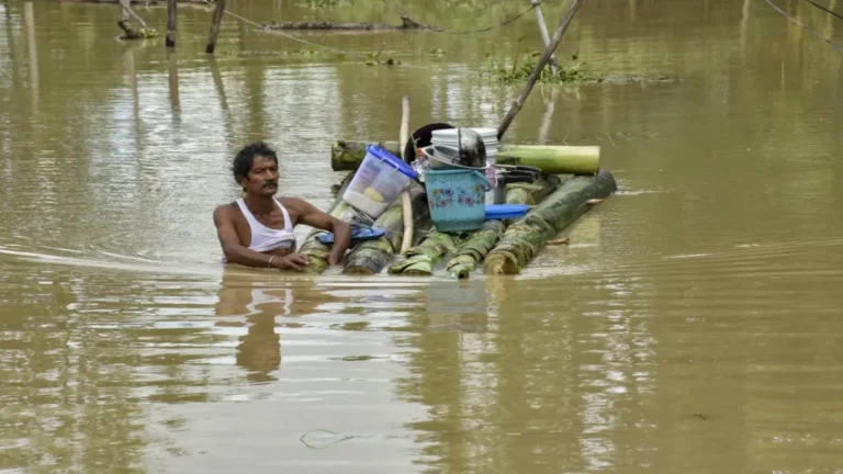 Assam Floods: असम बाढ़ संकट: 11 जिलों में बिगड़े हालात, सेना उतरी मैदान में और 6.5 लाख से ज्यादा लोग प्रभावित