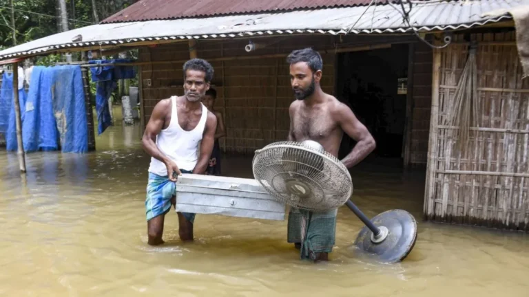 Assam Flood News: असम में बाढ़ का कहर, 7 जिलों में हालात गंभीर, मृतकों की संख्या 75 पहुंची