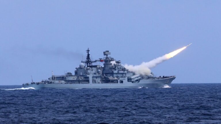 China Nuclear Missile : अमेरिका की नजर ईरान पर, उधर चीन ने पनडुब्बी से परमाणु-सक्षम मिसाइल लांच कर बढ़ाया तनाव