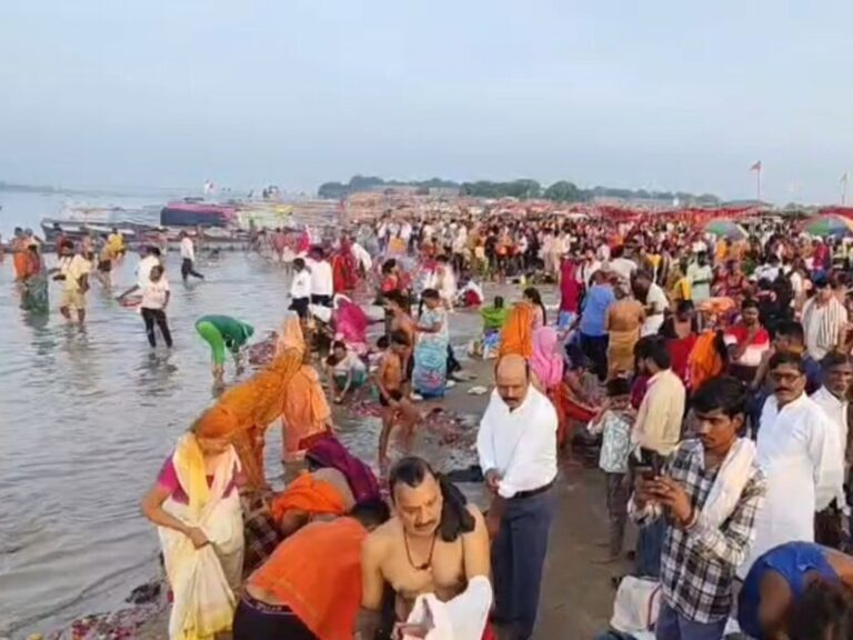 Prayagraj Sangam : गुरु पूर्णिमा 2026: प्रयागराज संगम में आस्था का सैलाब