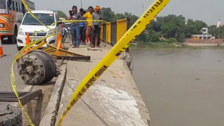 Kannauj : मेहंदी घाट पुल पर बड़ा हादसा, गंगा नदी में गिरा मैदे से लदा ट्रक