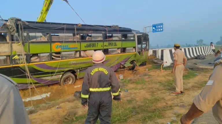 Ganga Expressway accident : संभल में डिवाइडर से टकराई डबल डेकर बस, 2 की मौत और 25 घायल