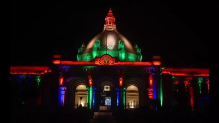 Lucknow Independence Day : तिरंगे की रोशनी से जगमगाया शहर, विधानसभा से हजरतगंज तक दिखा आजादी का जश्न | DD News Uttar Pradesh