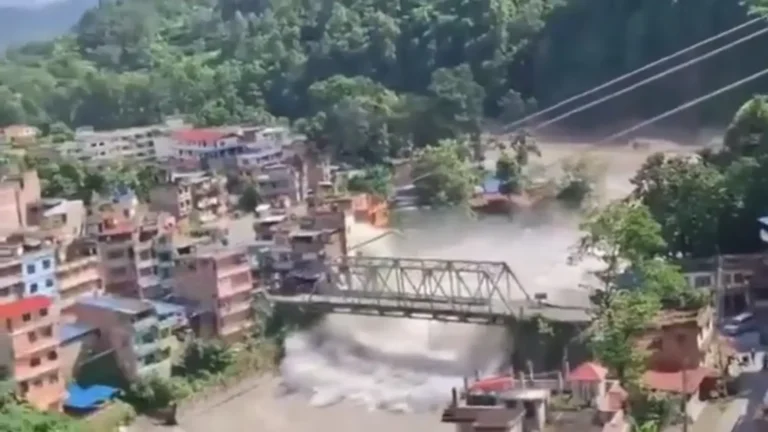 Nepal Flood: रसुवा में विनाशकारी बाढ़ से भारी तबाही, 384 लोग लापता और 8 की मौत