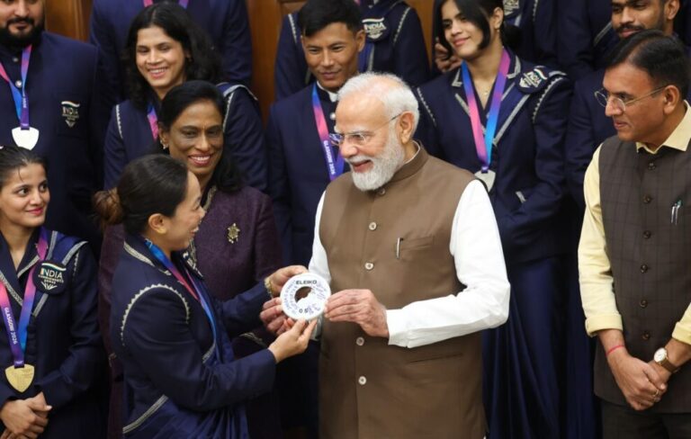 PM Modi : पीएम मोदी ने कॉमनवेल्थ गेम्स के पदक विजेताओं से की मुलाकात, खिलाड़ियों को दी बधाई | DD News Uttar Pradesh