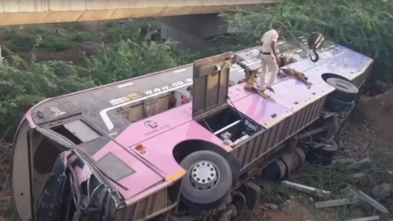 Anantapur Accident : पोगुरु पुल से गिरी बस-ट्रक, 40 यात्री घायल; 10 की हालत गंभीर । DD News Uttar Pradesh