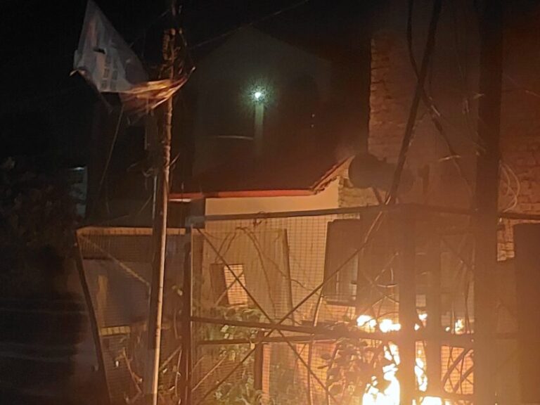 Badaun : आकाशीय बिजली गिरने से बदायूं में बड़ा हादसा, 8 MVA ट्रांसफार्मर क्षतिग्रस्त