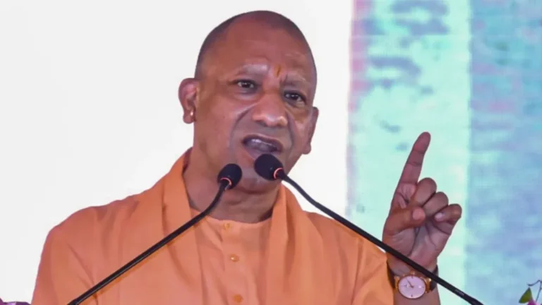 UP School News: छात्रों के प्रदर्शन पर CM योगी सख्त, लापरवाही करने वाले अधिकारियों पर होगी कार्रवाई | DD News UP