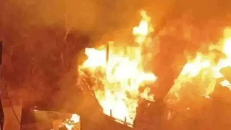 Greater Noida Fire Accident : नोएडा फैक्ट्री फायर हादसे की जांच शुरू, SDRF और पुलिस ने संभाला मोर्चा