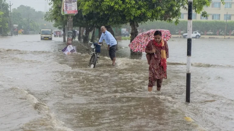 IMD Rain Alert : 15 राज्यों में भारी बारिश, आंधी और बिजली गिरने की चेतावनी । DD News Uttar Pradesh