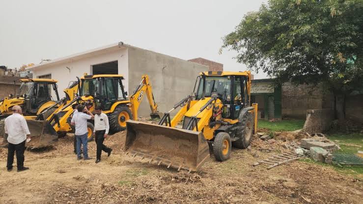 Sambhal Bulldozer Action : संभल में चामुंडा देवी मंदिर की जमीन पर चला बुलडोजर, प्रशासन ने शुरू की कार्रवाई | DD News UP