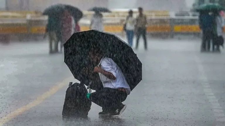 IMD Weather Alert: 18 राज्यों में भारी बारिश का अलर्ट, तेज हवाओं और बिजली गिरने की चेतावनी | DD News Uttar Pradesh 