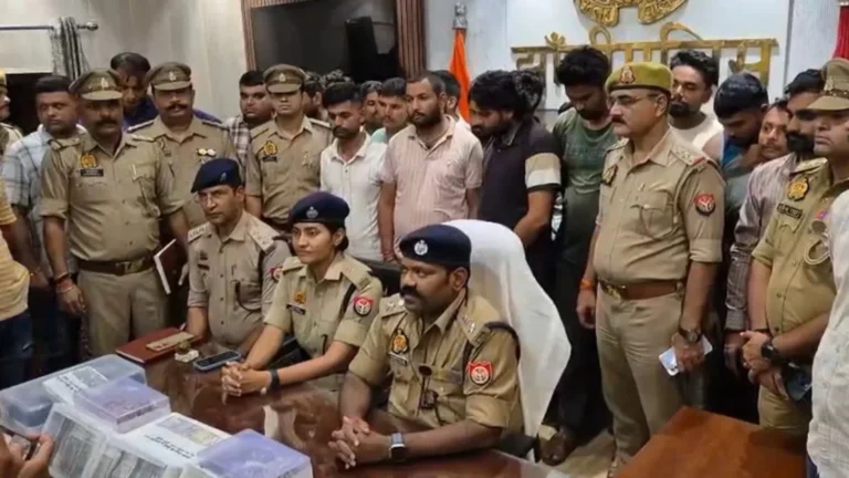 Jhansi Cyber Crime : फर्जी पुलिस अधिकारी बनकर ठगी करने वाले 23 साइबर ठग गिरफ्तार, 120 मोबाइल जब्त । DD News Uttar Pradesh