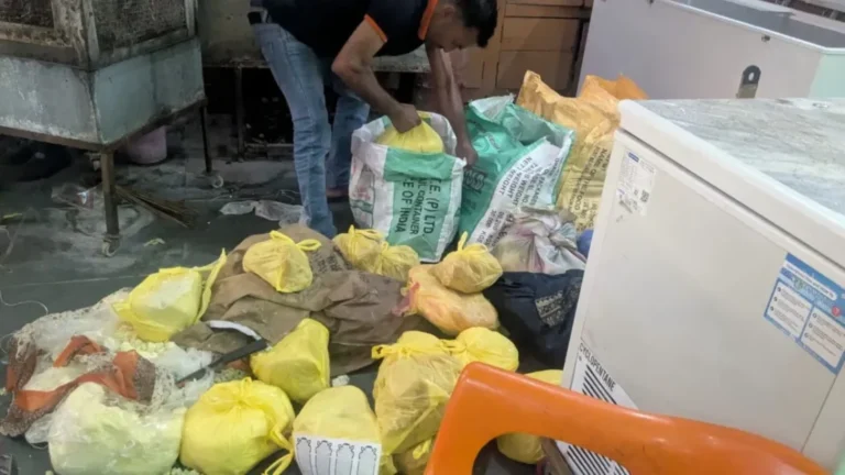 Kanpur News : कानपुर में खोया मिलावट पर बड़ा एक्शन, 4.30 कुंतल खोया नष्ट | DD News UP