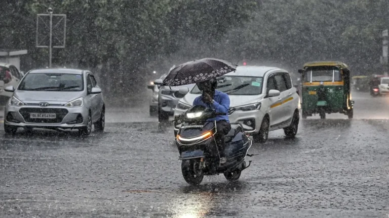 Weather Alert : 16 राज्यों में भारी बारिश का अलर्ट, दिल्ली-UP समेत कई राज्यों में आफत का खतरा