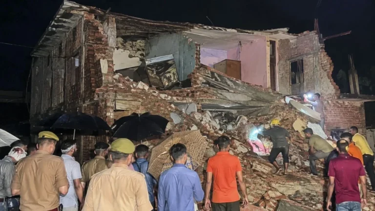 UP News : प्रतापगढ़ में जर्जर मकान ढहने से 6 की मौत, सीएम योगी ने किया मुआवजे का ऐलान
