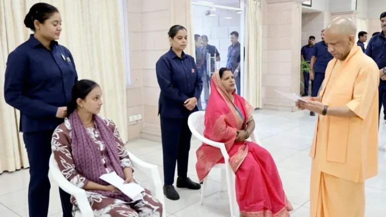 UP News : महिला ने मांगी गाय, सीएम योगी ने तुरंत दिए निर्देश; दिव्यांग की जमीन भी होगी कब्जामुक्त | DD News Uttar Pradesh