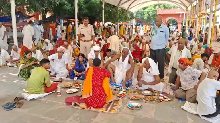 Gaya Pitru Paksha : गया में पितृपक्ष मेले का सैलाब, एक दिन में 3.95 लाख श्रद्धालुओं ने किया पिंडदान