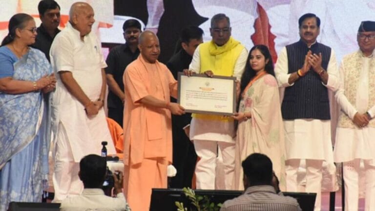 UP Employment News: लखनऊ में सीएम का युवाओं को तोहफा, 1375 ग्राम पंचायत अधिकारियों को मिला नियुक्ति पत्र
