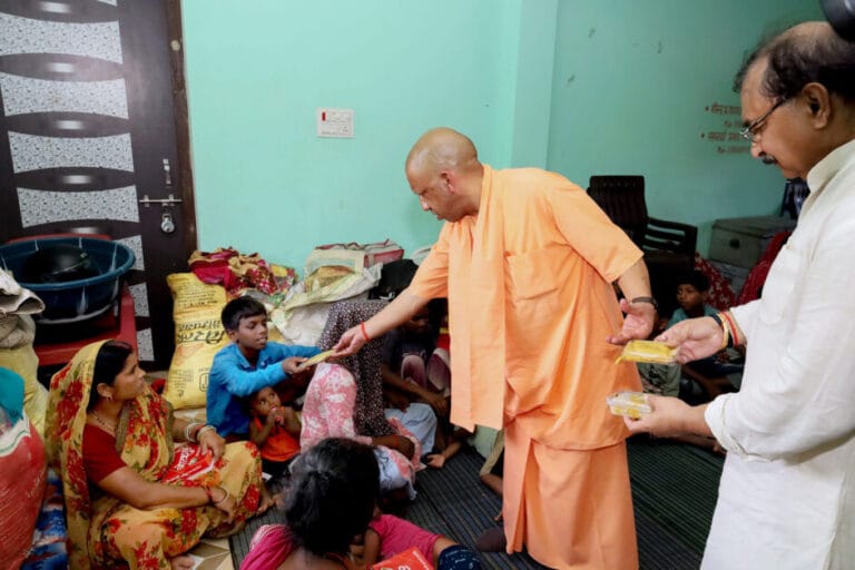 Kushinagar Flood : कुशीनगर बाढ़ पर CM योगी का बड़ा कदम, 5000 राहत पैकेट और NDRF-SDRF की तैनाती