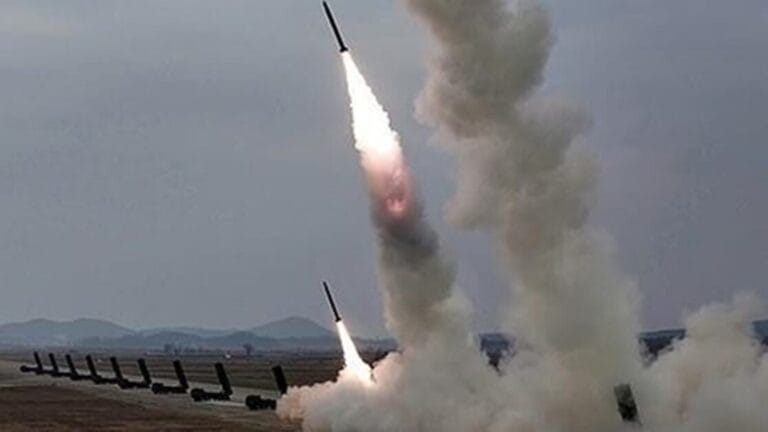 North Korea : उत्तर कोरिया ने फिर दागी संदिग्ध बैलिस्टिक मिसाइल, ईस्ट सी की ओर लॉन्च से बढ़ा तनाव