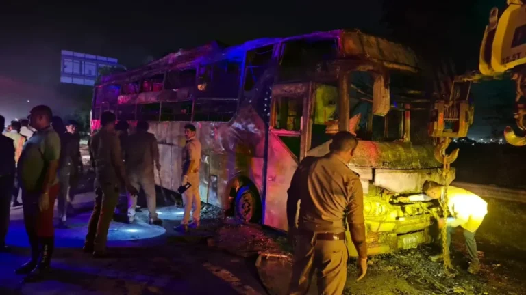 Yamuna Expressway Accident : ग्रेटर नोएडा में यमुना एक्सप्रेसवे पर स्लीपर बस में भीषण आग, 9 यात्रियों की मौत