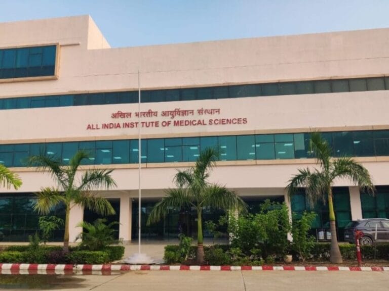 AI in Healthcare: AI से बदलेगा स्वास्थ्य सेवाओं का तरीका, एम्स गोरखपुर में डॉक्टरों और छात्रों को दी जा रही ट्रेनिंग
