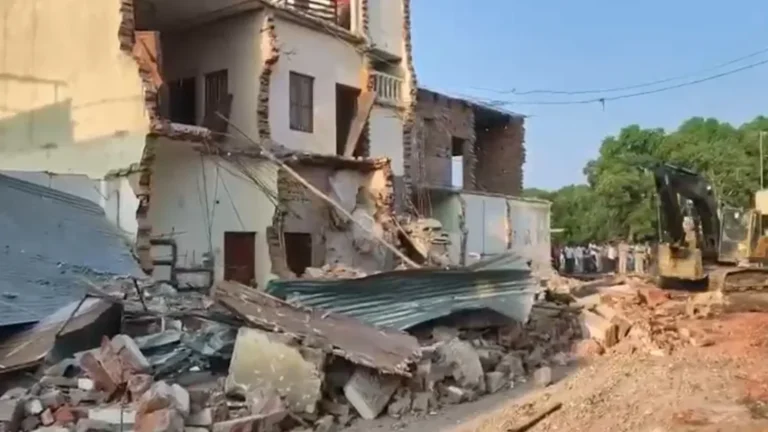 Ayodhya News : अयोध्या में 14 कोसी परिक्रमा की तैयारी तेज, जनौरा नाका में तीन मकानों पर चला बुलडोजर