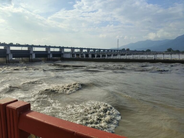 UP Flood News : नेपाल से छोड़े गए लाखों क्यूसेक पानी से महराजगंज-कुशीनगर में बाढ़, कई गांव जलमग्न