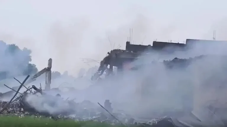 Kaushambi News : कौशांबी में अवैध पटाखों के खिलाफ बड़ी कार्रवाई, 2 आरोपी गिरफ्तार; भारी मात्रा में बारूद बरामद