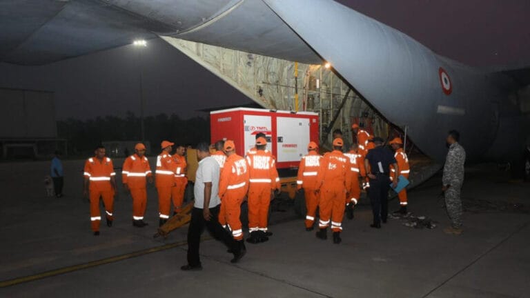 India Helps Nepal: नेपाल की तबाही के बीच भारत बना मददगार, C-130J विमान से भेजी राहत सामग्री