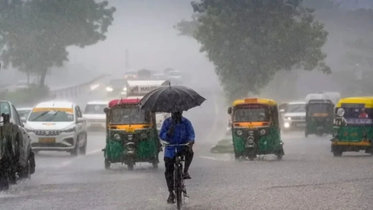 Weather News : बंगाल की खाड़ी में निम्न दबाव से बदला मौसम, कई राज्यों में भारी बारिश का अलर्ट