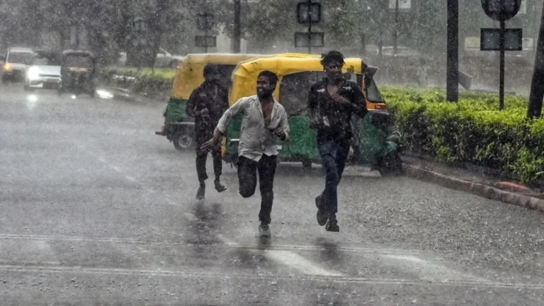 Weather Update : मानसून की विदाई के बीच कई राज्यों में बारिश का अलर्ट